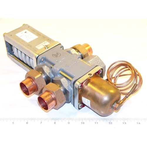 Johnson controls v48al-2 cast brass three-way pressure actuated water regulating valve, 1" union sweat, 145–190 psi