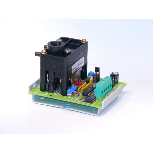 Kmc controls xec-3004 e-p/i-p transducer with manual/auto jumper override